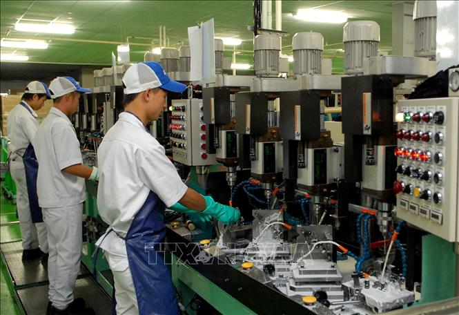 Trong ảnh: Công nhân sản xuất phụ tùng và bộ phận phụ trợ cho xe có động cơ và động cơ xe tại công ty TNHH Keihin Việt Nam có vốn đầu tư Nhật Bản ( KCN Thăng Long II, xã Liêu Xá, huyện Yên Mỹ, Hưng Yên). Ảnh: Phạm Kiên-TTXVN