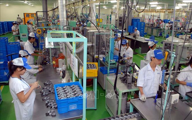 Trong ảnh: Công nhân sản xuất phụ tùng và bộ phận phụ trợ cho xe có động cơ và động cơ xe tại công ty TNHH Keihin Việt Nam có vốn đầu tư Nhật Bản ( KCN Thăng Long II, xã Liêu Xá, huyện Yên Mỹ, Hưng Yên). Ảnh: Phạm Kiên-TTXVN