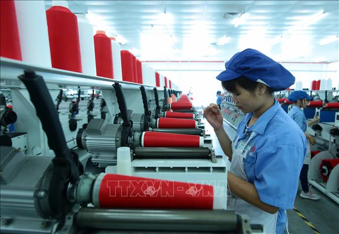 Trong ảnh: Công nhân sản xuất tại công ty TNHH Dệt nhuộm Jasan Việt Nam có vốn đầu tư Trung Quốc tại Khu công nghiệp dệt may Phố Nối B, xã Liêu Xá,  huyện Yên Mỹ, Hưng Yên. Ảnh: Phạm Kiên - TTXVN