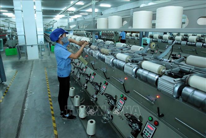 Trong ảnh: Công nhân sản xuất tại công ty TNHH Dệt nhuộm Jasan Việt Nam có vốn đầu tư Trung Quốc tại Khu công nghiệp dệt may Phố Nối B, xã Liêu Xá, huyện Yên Mỹ, Hưng Yên. Ảnh: Phạm Kiên - TTXVN