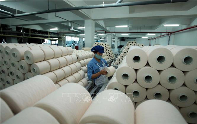 Trong ảnh: Công nhân sản xuất tại công ty TNHH Dệt nhuộm Jasan Việt Nam có vốn đầu tư Trung Quốc tại Khu công nghiệp dệt may Phố Nối B, xã Liêu Xá, huyện Yên Mỹ, Hưng Yên. Ảnh: Phạm Kiên - TTXVN