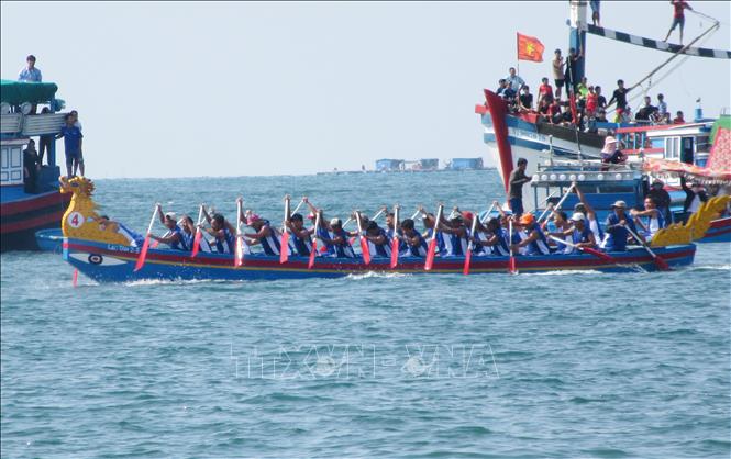 Trong ảnh: Không khí thi đấu diễn ra sôi nổi giữa các đội đua thuyền rồng. Ảnh: Nguyễn Thành – TTXVN