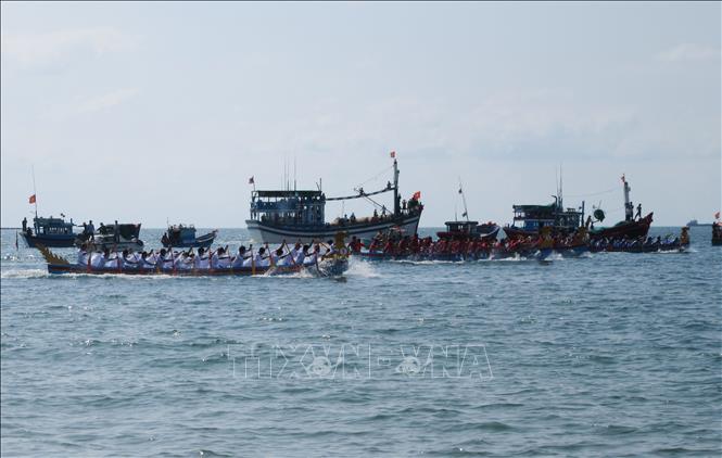 Trong ảnh: Không khí thi đấu diễn ra sôi nổi giữa các đội đua thuyền rồng. Ảnh: Nguyễn Thành – TTXVN