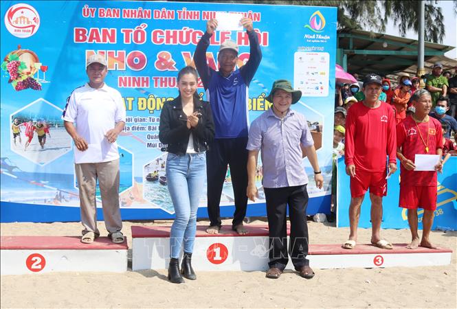 Trong ảnh: Ban tổ chức trao giải cho các đội đua thuyền rồng đạt thành tích cao. Ảnh: Nguyễn Thành – TTXVN