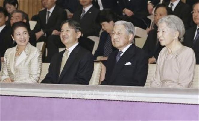 Sau khi lên ngôi, Nhật Hoàng Akihito (thứ 2, phải) và Hoàng hậu Michiko (phải) thường xuyên tới thăm các khu vực trên khắp đất nước Nhật Bản để tìm hiểu về cuộc sống của người dân địa phương. Cho đến trước khi thoái vị, Nhật Hoàng và Hoàng hậu Michiko đã tới thăm tất cả 47 tỉnh, thành ở Nhật Bản. Ảnh: Kyodo/TTXVN