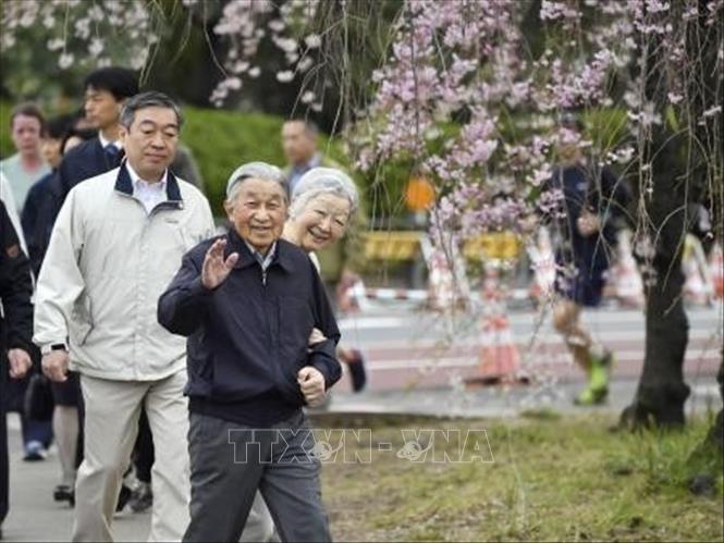 Sau khi lên ngôi, Nhật Hoàng Akihito (trái, phía trước) và Hoàng hậu Michiko (phải) thường xuyên tới thăm các khu vực trên khắp đất nước Nhật Bản để tìm hiểu về cuộc sống của người dân địa phương. Cho đến trước khi thoái vị, Nhật Hoàng và Hoàng hậu Michiko đã tới thăm tất cả 47 tỉnh, thành ở Nhật Bản. Ảnh: Kyodo/TTXVN