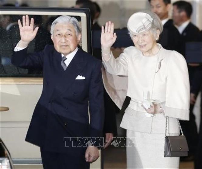 Sau khi lên ngôi, Nhật Hoàng Akihito (trái) và Hoàng hậu Michiko (phải) thường xuyên tới thăm các khu vực trên khắp đất nước Nhật Bản để tìm hiểu về cuộc sống của người dân địa phương. Cho đến trước khi thoái vị, Nhật Hoàng và Hoàng hậu Michiko đã tới thăm tất cả 47 tỉnh, thành ở Nhật Bản. Ảnh: Kyodo/TTXVN