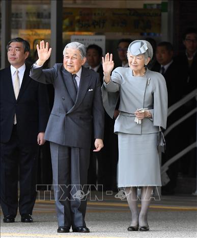 Sau khi lên ngôi, Nhật Hoàng Akihito và Hoàng hậu Michiko thường xuyên tới thăm các khu vực trên khắp đất nước Nhật Bản để tìm hiểu về cuộc sống của người dân địa phương. Cho đến trước khi thoái vị, Nhật Hoàng và Hoàng hậu Michiko đã tới thăm tất cả 47 tỉnh, thành ở Nhật Bản. Trong ảnh: Nhật Hoàng Akihito (giữa) và Hoàng hậu Michiko (phải) trong chuyến thăm cuối cùng trước khi thoái vị tới tỉnh Mie ngày 19/4/2019. Ảnh: AFP/TTXVN