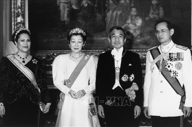 Không chỉ là vị Hoàng đế của nhân dân, Nhật Hoàng Akihito còn được coi là vị Hoàng đế của tình hữu nghị khi góp phần không nhỏ vào việc tăng cường tình hữu nghị giữa Nhật Bản và các nước trên thế giới. Năm 1991, trong chuyến thăm nước ngoài đầu tiên kể từ khi lên ngôi, Nhật Hoàng Akihito (thứ 2, phải) và Hoàng hậu Michiko (thứ 2, trái) đã tới thăm Thái Lan. Ảnh: AFP/TTXVN