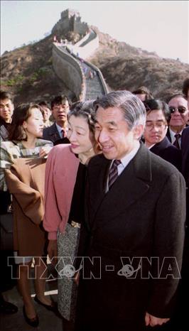Không chỉ là vị Hoàng đế của nhân dân, Nhật Hoàng Akihito còn được coi là vị Hoàng đế của tình hữu nghị khi góp phần không nhỏ vào việc tăng cường tình hữu nghị giữa Nhật Bản và các nước trên thế giới. Trong ảnh: Nhật Hoàng Akihito (phải) và Hoàng hậu Michiko (thứ 2, phải) thăm Vạn lý trường thành của Trung Quốc năm 1992. Ảnh: AFP/TTXVN