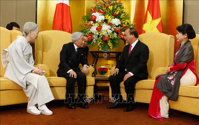 Không chỉ là vị Hoàng đế của nhân dân, Nhật Hoàng Akihito còn được coi là vị Hoàng đế của tình hữu nghị khi góp phần không nhỏ vào việc tăng cường tình hữu nghị giữa Nhật Bản và các nước trên thế giới. Trong ảnh: Thủ tướng Nguyễn Xuân Phúc (thứ 2, phải) hội kiến Nhật Hoàng Akihito (thứ 2, trái) cùng Hoàng hậu Michiko (trái) có chuyến thăm Việt Nam ngày 2/3/2017. Ảnh: AFP/TTXVN