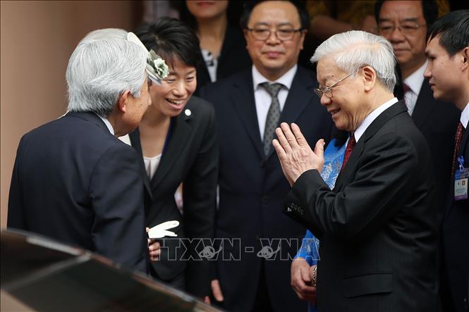 Không chỉ là vị Hoàng đế của nhân dân, Nhật Hoàng Akihito còn được coi là vị Hoàng đế của tình hữu nghị khi góp phần không nhỏ vào việc tăng cường tình hữu nghị giữa Nhật Bản và các nước trên thế giới. Trong ảnh: Nhật Hoàng Akihito (trái) trong cuộc gặp Tổng Bí thư Nguyễn Phú Trọng (thứ 2, phải) tại lễ đón Nhật Hoàng ở Hà Nội ngày 3/3/2017. Ảnh: AFP/TTXVN