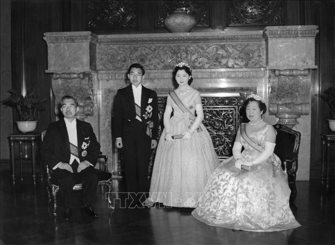 Năm 1959, Hoàng Thái tử Akihito (thứ 2, trái) đã kết hôn với một thường dân là bà Michiko Shoda (thứ 2, phải), người sau này đã trở thành Hoàng hậu Michiko. Ảnh: AFP/TTXVN