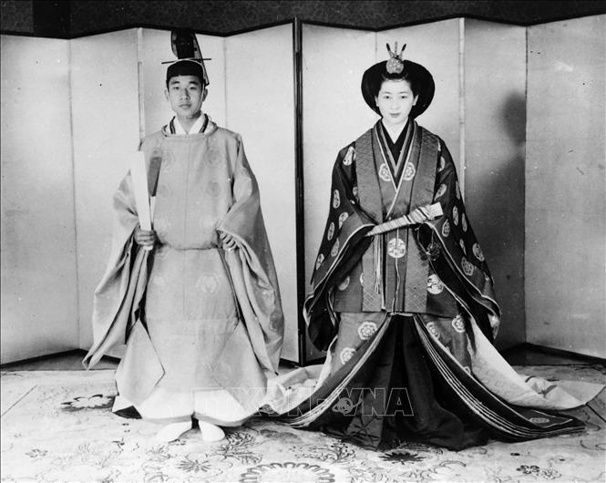 Năm 1959, Hoàng Thái tử Akihito (trái) đã kết hôn với một thường dân là bà Michiko Shoda, người sau này đã trở thành Hoàng hậu Michiko. Ảnh: AFP/TTXVN