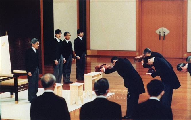Sinh ngày 23/12/1933, Nhật Hoàng Akihito là con trai cả của Nhật hoàng Hirohito và Hoàng hậu Kojun. Tháng 11/1952, ngài đã được tấn phong làm Hoàng Thái tử. Ngày 7/1/1989, Nhật hoàng Akihito lên ngôi (trong ảnh) sau khi Vua cha băng hà. Ảnh: AFP/TTXVN