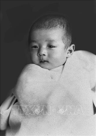 Sinh ngày 23/12/1933, Hoàng tử Akihito là con trai cả của Nhật hoàng Hirohito và Hoàng hậu Kojun. Trong ảnh: Hoàng tử Akihito lúc ba tháng tuổi ngày 23/3/1934. Ảnh: AFP/TTXVN