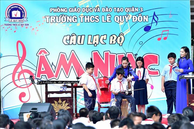 Trong ảnh: Buổi biểu diễn của Câu lạc bộ âm nhạc của Trường Trung học Cơ sở Lê Quý Đôn (Quận 3). Ảnh: TTXVN phát 