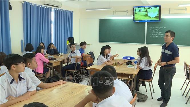 Trong ảnh: Tiết học âm nhạc truyền thống tại Trường Trung học Phổ thông Nguyễn Du (Quận 10). Ảnh: TTXVN phát