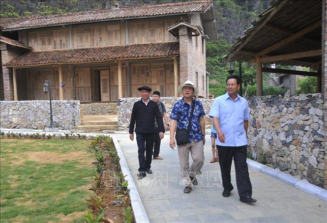 Các đại biểu tham quan Làng văn hóa du lịch cộng đồng dân tộc Mông, nằm ở thôn Pả Vi Hạ thuộc xã Pả Vi, huyện Mèo Vạc (Hà Giang). Ảnh: Minh Tâm-TTXVN