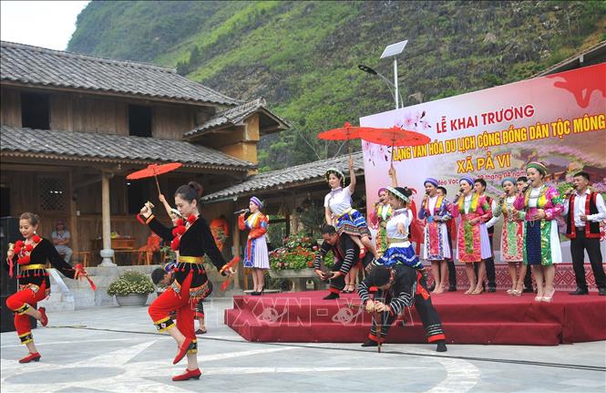 Các thiếu nữ dân tộc biểu diễn chào mừng khai trương Làng văn hóa du lịch cộng đồng dân tộc Mông. Ảnh: Minh Tâm-TTXVN