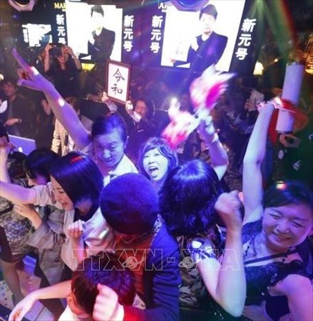 Trong ảnh: Người dân Nhật Bản hân hoan chào đón ngày đầu tiên của thời kỳ Lệnh Hòa (Reiwa), khi Nhật hoàng Naruhito đăng quang tại Tokyo ngày 1/5/2019. Ảnh: Kyodo/TTXVN
