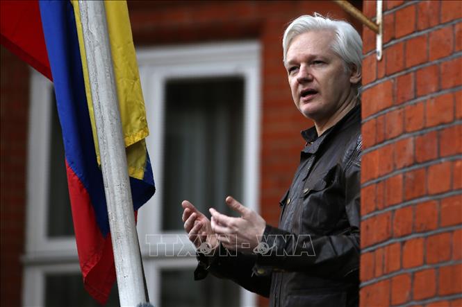 Trong ảnh: Ông Julian Assange tại Đại sứ quán Ecuador ở London, Anh ngày 19/5/2017. Ảnh: AFP/TTXVN