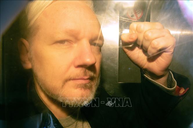 Trong ảnh: Ông Julian Assange tới tòa án ở London, Anh ngày 1/5/2019. Ảnh: AFP/TTXVN