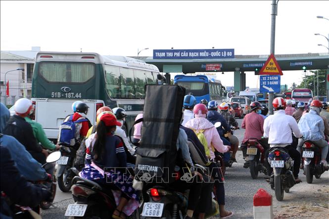 Trong ảnh: Mỗi ngày đêm có khoảng 22.000 - 23.000 lượt xe qua trạm thu phí Cầu Rạch Miễu. Ảnh: Trần Thị Thu Hiền – TTXVN 