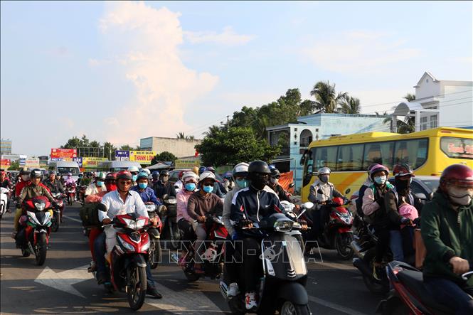 Trong ảnh: Từ 15 giờ ngày 1/5, lượng xe nối đuôi nhau kéo dài khoảng 3km để qua cầu Rạch Miễu. Ảnh: Trần Thị Thu Hiền – TTXVN 
