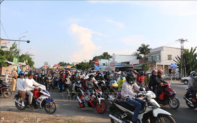 Trong ảnh: Từ 15 giờ ngày 1/5, lượng xe nối đuôi nhau kéo dài khoảng 3km để qua cầu Rạch Miễu. Ảnh: Trần Thị Thu Hiền – TTXVN 