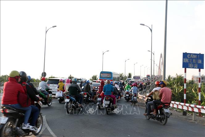 Trong ảnh: Lượng xe lưu thông từ Bến Tre đi thành phố Hồ Chí Minh rất đông sau đợt nghỉ lễ 30/4 - 1/5. Ảnh: Trần Thị Thu Hiền – TTXVN 