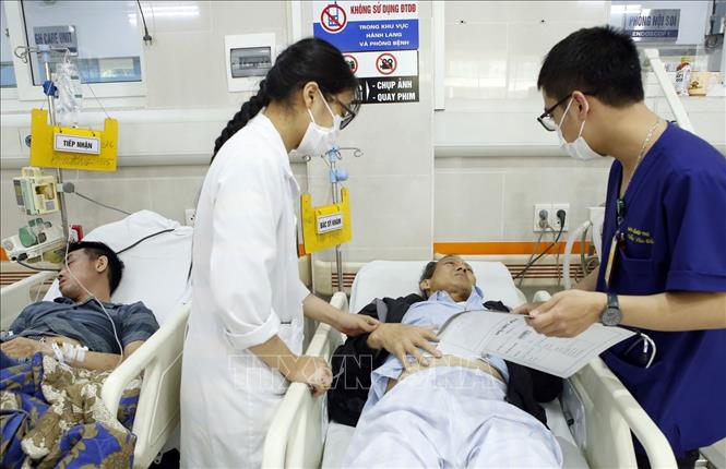 Trong ảnh: Khoa Cấp cứu A9- Bệnh viện Bạch Mai tiếp nhận bệnh nhân tim mạch, huyết áp do ảnh hưởng thời tiết (ảnh chụp chiều 1/5). Ảnh: Dương Ngọc – TTXVN 
