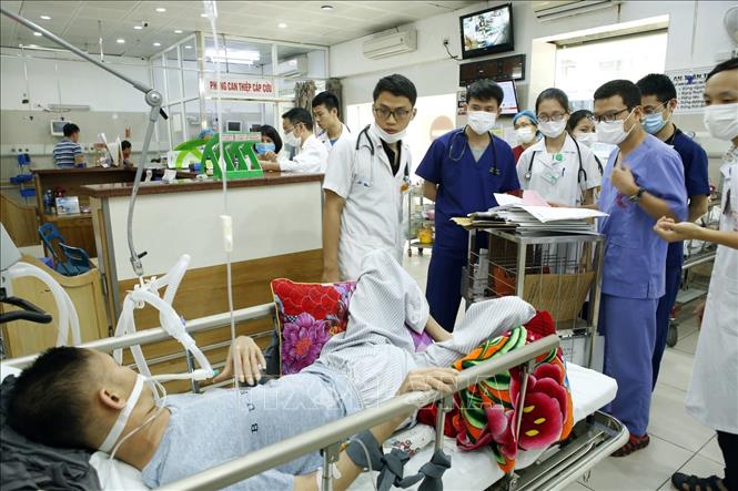 Trong ảnh: Khoa Cấp cứu A9- Bệnh viện Bạch Mai tiếp nhận bệnh nhân chuyển tuyến trong tình trạng bệnh rất nặng (ảnh chụp chiều 1/5). Ảnh: Dương Ngọc – TTXVN 