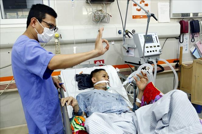 Trong ảnh: Khoa Cấp cứu A9- Bệnh viện Bạch Mai tiếp nhận bệnh nhân chuyển tuyến trong tình trạng bệnh rất nặng (ảnh chụp chiều 1/5). Ảnh: Dương Ngọc – TTXVN