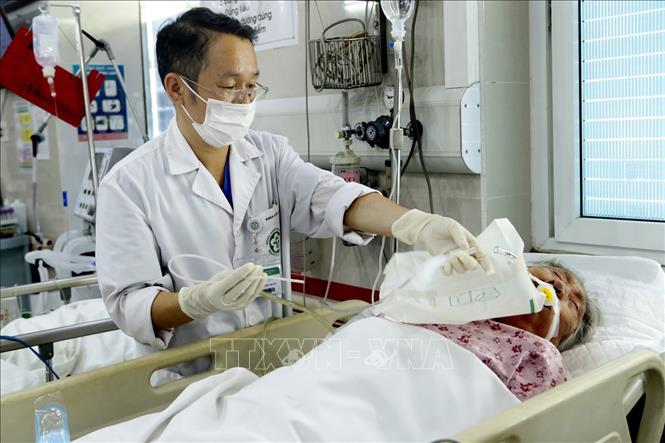Trong ảnh: Trong 5 ngày nghỉ lễ, khoa Cấp cứu A9- Bệnh viện Bạch Mai cứu sống nhiều trường hợp bệnh nhân đột quỵ trong tình trạng bệnh rất nặng (ảnh chụp chiều 1/5). Ảnh: Dương Ngọc – TTXVN
