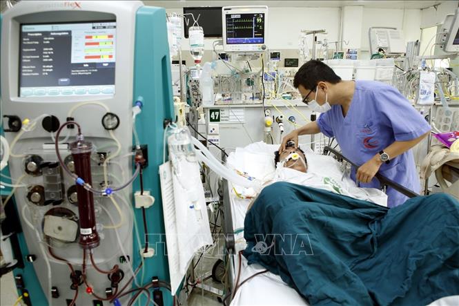 Trong ảnh: Khoa Cấp cứu A9- Bệnh viện Bạch Mai tiếp nhận bệnh nhân tim mạch, sốc nhiễm khuẩn do liên quan đến rượu, bia (ảnh chụp chiều 1/5). Ảnh: Dương Ngọc – TTXVN