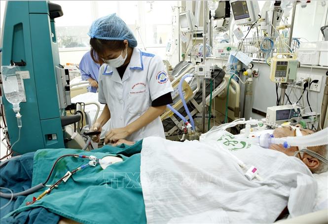 Trong ảnh: Khoa Cấp cứu A9- Bệnh viện Bạch Mai tiếp nhận bệnh nhân tim mạch, tiểu đường, sốc nhiễm khuẩn do liên quan đến rượu, bia (ảnh chụp chiều 1/5). Ảnh: Dương Ngọc – TTXVN