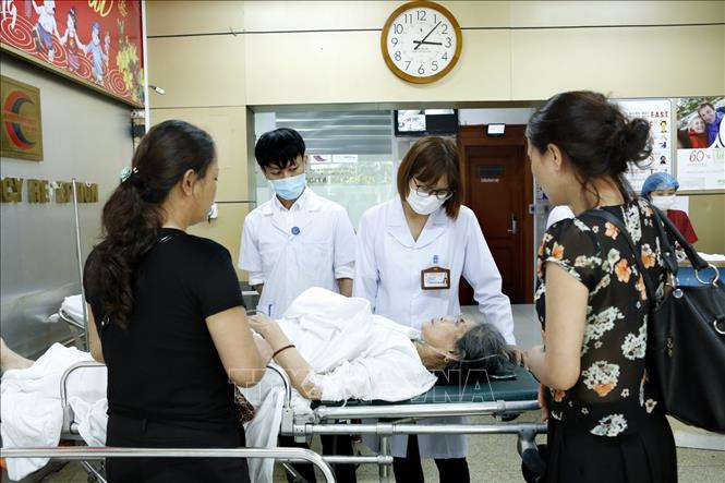 Khoa Cấp cứu A9- Bệnh viện Bạch Mai bố trí đơn vị tiếp nhận và sàng lọc bệnh nhân cấp cứu để theo dõi kịp thời và chuyển chuyên khoa giảm tình trạng quá tải (ảnh chụp chiều 1/5). Ảnh: Dương Ngọc – TTXVN