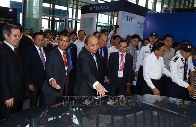 Trong ảnh: Thủ tướng Nguyễn Xuân Phúc và các đại biểu tham quan các gian trưng bày tại Triển lãm Thành tựu kinh tế tư nhân. Ảnh: Thống Nhất – TTXVN