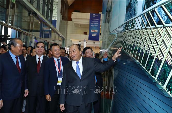 Trong ảnh: Thủ tướng Nguyễn Xuân Phúc và đại biểu tham quan các gian trưng bày tại Triển lãm Thành tựu kinh tế tư nhân. Ảnh: Thống Nhất – TTXVN
