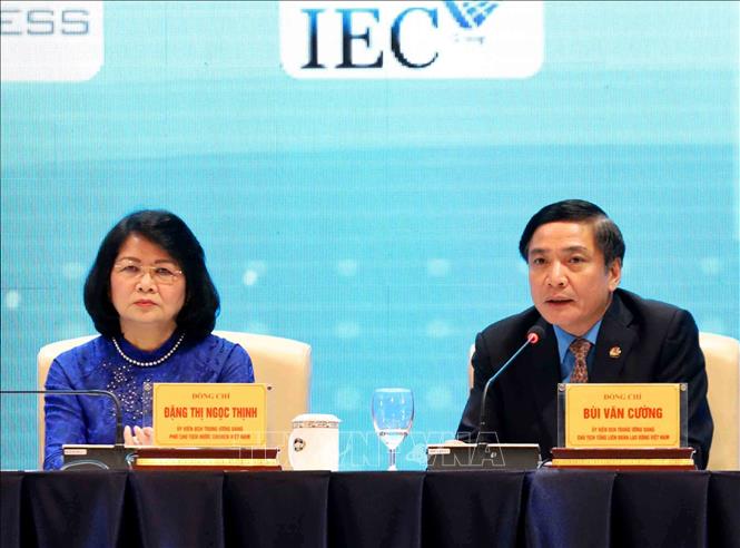 Trong ảnh: Chủ tịch Tổng Liên đoàn Lao động Việt Nam Bùi Văn Cường (phải) tham gia đối thoại. Ảnh: Phương Hoa - TTXVN