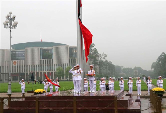 Trong ảnh: Đội tiêu binh thực hiện các nghi thức treo cờ rủ Lễ Quốc tang Đại tướng Lê Đức Anh. Ảnh: Văn Điệp – TTXVN