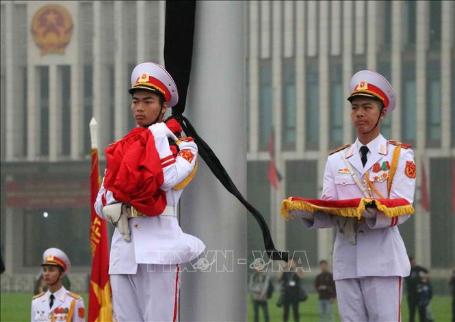 Trong ảnh: Đội tiêu binh thực hiện các nghi thức treo cờ rủ Lễ Quốc tang Đại tướng Lê Đức Anh. Ảnh: Văn Điệp – TTXVN