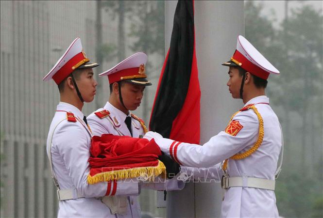 Trong ảnh: Đội tiêu binh thực hiện các nghi thức treo cờ rủ Lễ Quốc tang Đại tướng Lê Đức Anh. Ảnh: Văn Điệp – TTXVN
