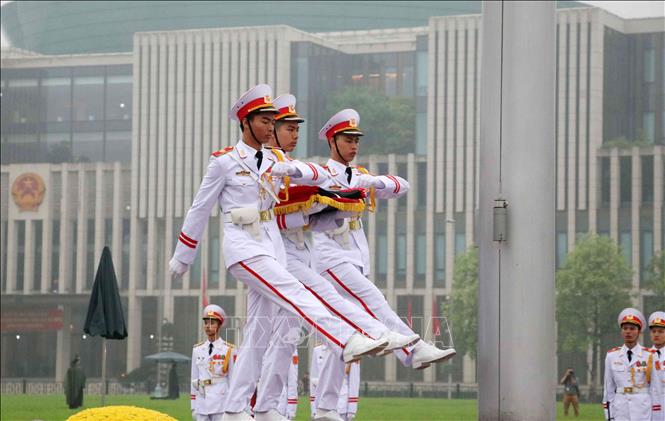 Trong ảnh: Đội tiêu binh thực hiện các nghi thức treo cờ rủ Lễ Quốc tang Đại tướng Lê Đức Anh. Ảnh: Văn Điệp – TTXVN