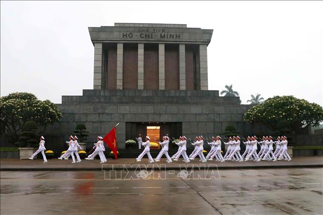 Trong ảnh: Đội tiêu binh thực hiện hoàn tất nghi thức treo cờ rủ Lễ Quốc tang nguyên Chủ tịch nước, Đại tướng Lê Đức Anh. Ảnh: Văn Điệp – TTXVN