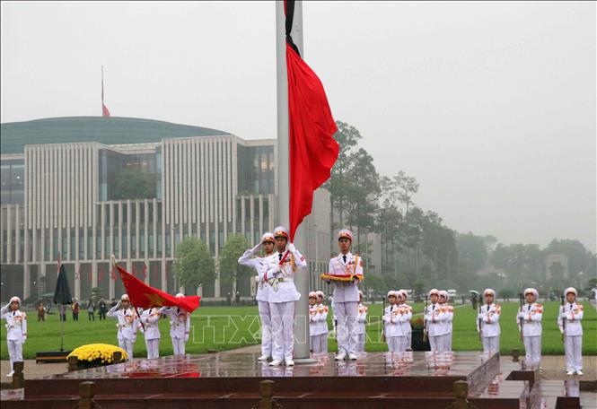 Trong ảnh: Đội tiêu binh thực hiện hoàn tất nghi thức treo cờ rủ Lễ Quốc tang nguyên Chủ tịch nước, Đại tướng Lê Đức Anh. Ảnh: Văn Điệp – TTXVN