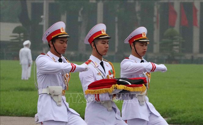 Trong ảnh: Đội tiêu binh thực hiện các nghi thức treo cờ rủ Lễ Quốc tang nguyên Chủ tịch nước, Đại tướng Lê Đức Anh. Ảnh: Văn Điệp – TTXVN