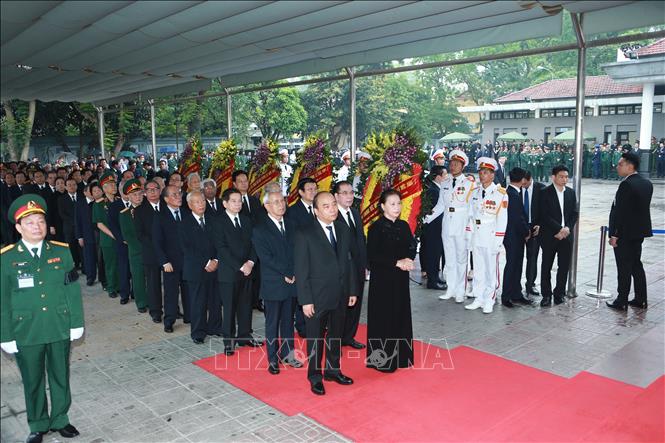 Trong ảnh: Đoàn đại biểu Ban Chấp hành Trung ương Đảng Cộng sản Việt Nam chuẩn bị vào viếng nguyên Chủ tịch nước, Đại tướng Lê Đức Anh. Ảnh: TTXVN