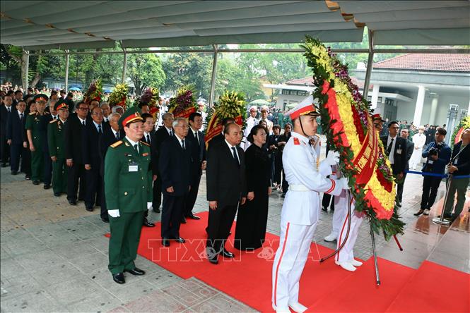 Trong ảnh: Đoàn đại biểu Ban Chấp hành Trung ương Đảng Cộng sản Việt Nam chuẩn bị vào viếng nguyên Chủ tịch nước, Đại tướng Lê Đức Anh. Ảnh: TTXVN